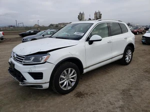 2016 VOLKSWAGEN Touareg - Other View