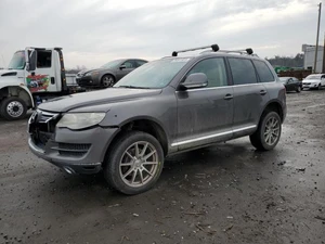 2010 VOLKSWAGEN Touareg - Other View