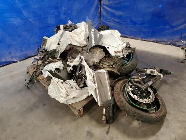 Wrecked 2021 Kawasaki Zx636 K 4.0L Gas - White - للبيع 